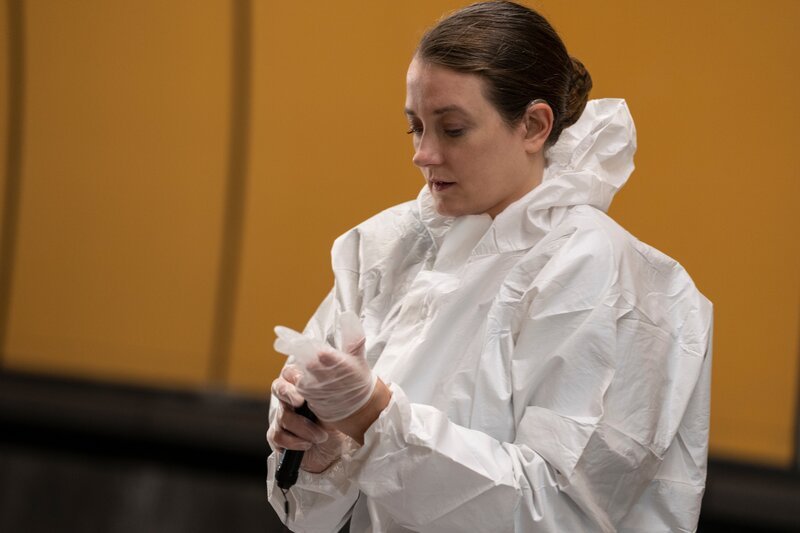 Die Forensikerin Ashley Wilton (Sophie Stone) sichert Spuren in der U-Bahn Passage, wo der Mord stattgefunden hat. – Bild: Sven Arnstein/​AcornTV /​ ZDF