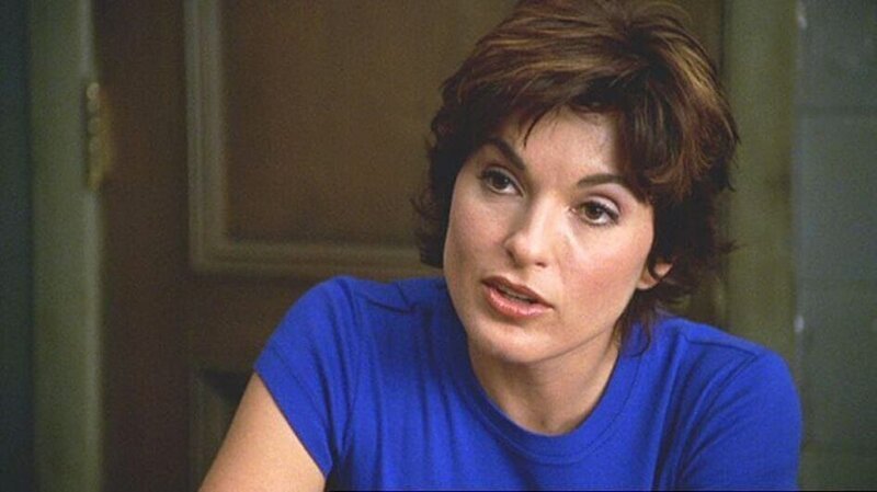 Detective Olivia Benson (Mariska Hargitay) befragt einen Verdächtigen, der möglicherweise für den Tod der jungen Frau afghanischer Herkunft verantwortlich ist. – Bild: TVNOW