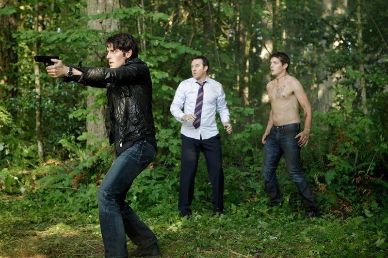 Nick (David Giuntoli, l.) und Frank Rabe (Currie Graham, M.), dessen Sohn Barry (Parker Bagley) ein sogenannter ‚Jägerbär‘ ist, verhindern in letzter Sekunde, dass das junge Paar einem grauenvollen Ritual zum Opfer fällt. – Bild: Canal+