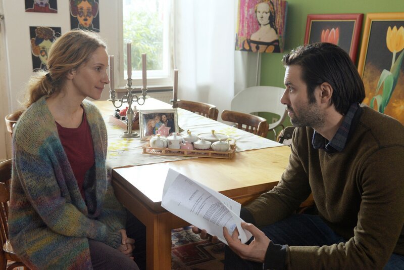 Maike (Chiara Schoras) offenbart Hannes (Max Simonischek), dass sie jetzt Teilhaberin seiner Firma ist. – Bild: ZDF und Katrin Knoke