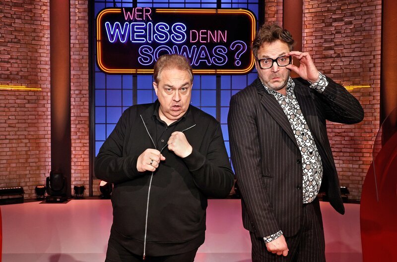 Treten bei „Wer weiß denn sowas?“ als Kandidaten gegeneinander an: Der Parodist Oliver Kalkofe (l.) und der Comedian Paul Panzer (r.). – Bild: ARD/​Morris Mac Matzen