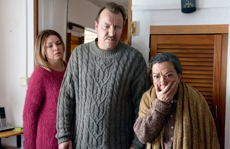 Olga (Karolina Lodyga, l.), Roland (Ronald Kukulies, M.) und Sinem (Lilay Huser) finden den toten Albert Kramm (Michael Reim) in seiner Wohnung. Sie rufen direkt die Polizei an. – Bild: Katrin Knoke /​ ZDF