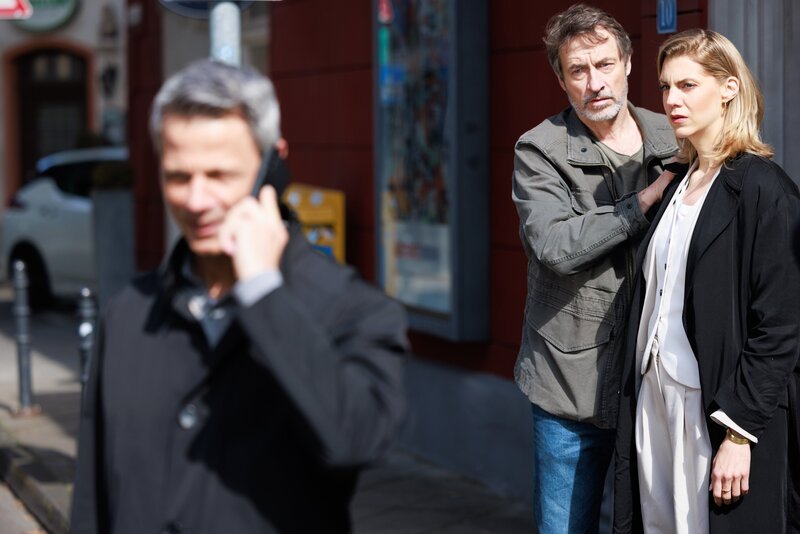 Stellas (Bettine Langehein) Wut droht sich in einem impulsiven Moment gefährlich zu entladen … Links Benedikt (Jens Hajek), in der Mitte Jori (Guido Broscheit) – Bild: RTL