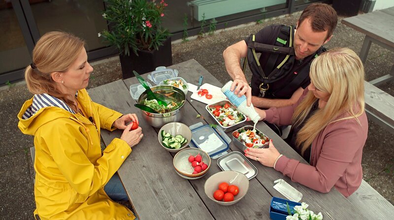 Härtetest im Klettergarten: Hendrike Brenninkmeyer (l.), unterzieht drei Lunchboxen einem Praxistest. – Bild: SWR/​solisTV