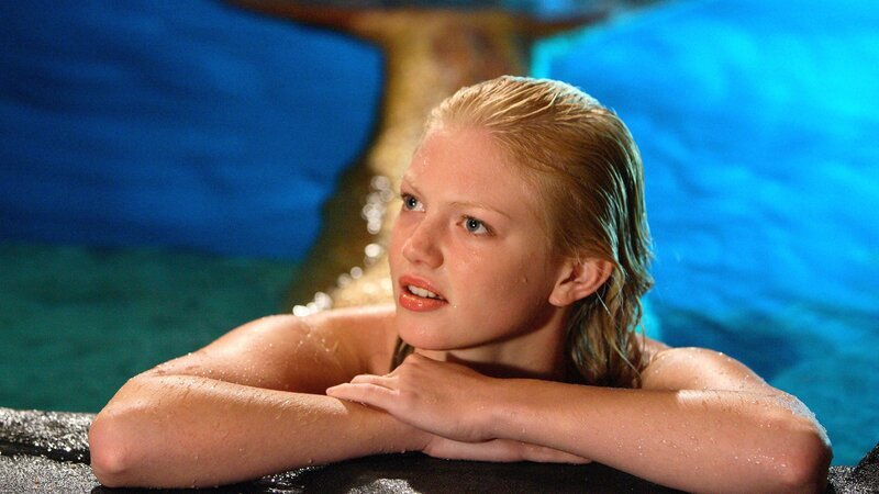 Rikki (Cariba Heine) wurde von Emma und Cleo zur Unterredung auf Mako Island bestellt. – Bild: ZDF und Jasin Boland