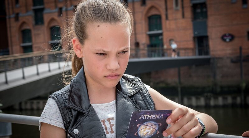 Kira traut den abstrusen Theorien der seltsamen Sekte nicht. – Bild: NDR/​Boris Laewen
