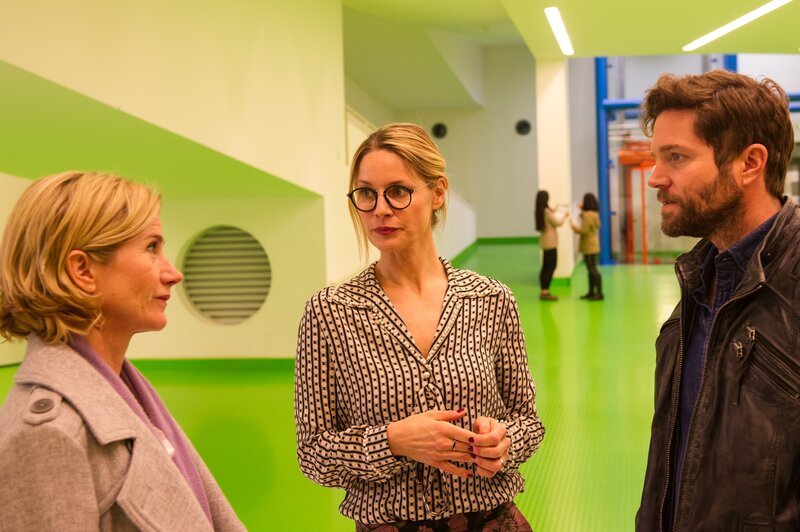 Im Eingangsbereich der Staatsgalerie befragen Martina Seiffert (Astrid M. Fünderich, l.) und Jo Stoll (Peter Ketnath, r.) Lydia Kleeve (Petra van de Voort, M.), die Kunstagentin und Beraterin des Opfers, die angespannt wirkt. – Bild: ZDF/​MARKUS-FENCHEL
