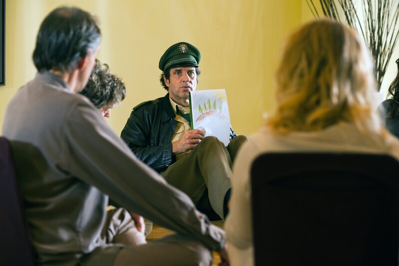 Staller (Helmfried von Lüttichau, m.) ermittelt in einem Seminar-Zentrum – Bild: TMG /​ Chris Hirschhäuser