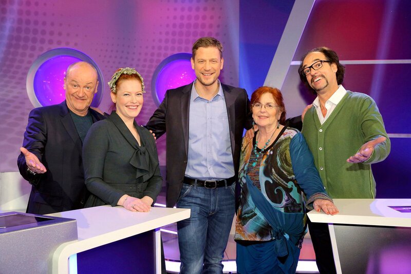 Florian Weber stellt in seinem SWR Wissensquiz „Meister des Alltags“ die Alltagstauglichkeit seiner prominenten Kandidaten auf die Probe. v.li. Bodo Bach, Enie van de Meiklokjes, Florian Weber, Alice Hoffmann und Christoph Sonntag. – Bild: SWR/​Peter A. Schmidt