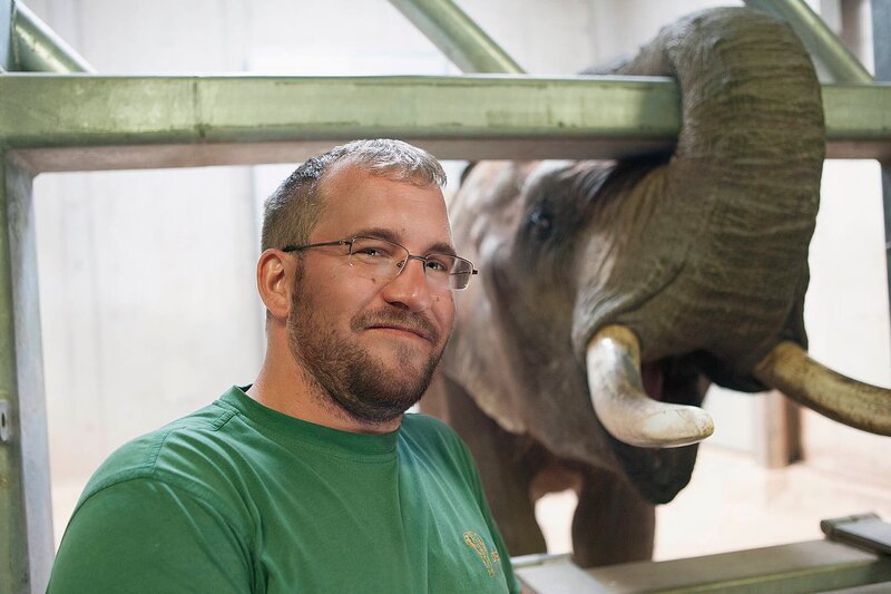 Tierpfleger Marcel König, aus dem Kronberger Opel-Zoo. – Bild: HR/​Antje Mergel