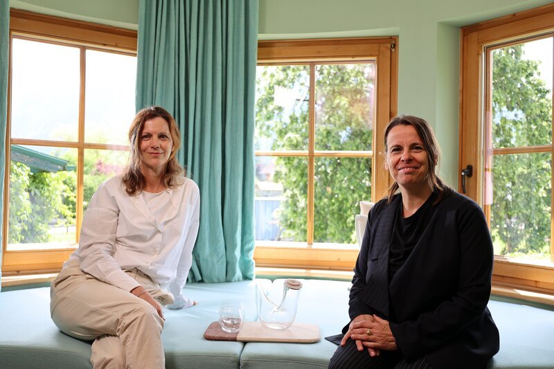 v.li.: Portrait Barbara Ambrosz und Karin Santorso mit Trinkkaraffe im Hotel Kogler – Bild: ServusTV /​ Terra Mater Studios /​ Terra Mater Studios GmbH /​ Priska Adlassnig