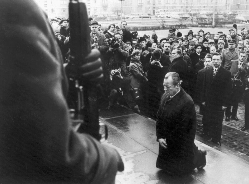 Historische Szene: Bundeskanzler Willy Brandt kniet vor dem Mahnmal im einstigen jüdischen Ghetto in Warschau, das den Helden des Ghetto-Aufstandes vom April 1943 gewidmet ist. Am selben Tag unterzeichnete Willy Brandt den Warschauer Vertrag. – Bild: WDR/​dpa