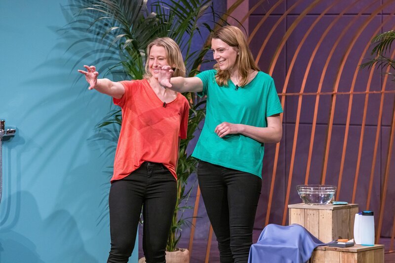 Katharina Geißel (l.) und Claudia Klemmer präsentieren mit turn of beauty einen Dosierer mit Duschkugeln. Sie erhoffen sich ein Investment von 150.000 Euro für 15 Prozent der Firmenanteile. – Bild: RTL /​ Bernd-Michael Maurer