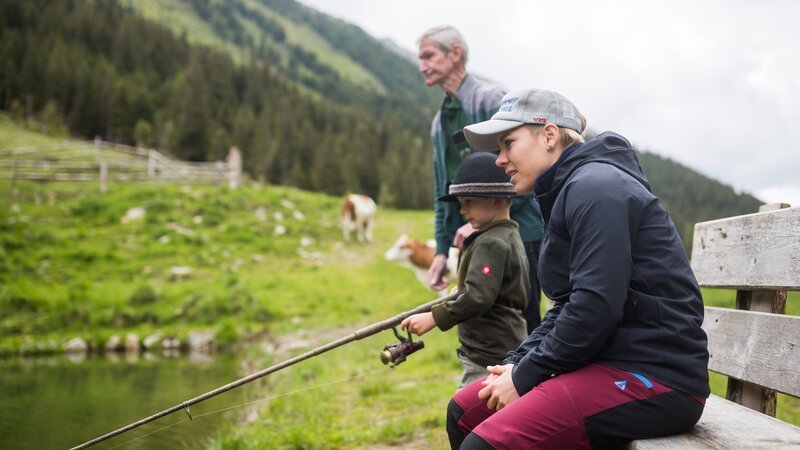 Nicole Schmidhofer beim Fischen. – Bild: ServusTV /​ Daniel Götzhaber