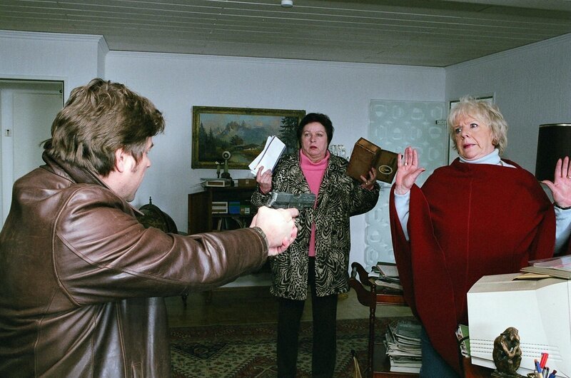 Jupp (Uwe Fellensiek, l.) und Falk überraschen Berta (Ingrid Stein, r.) und ihre Freundin Inge (Beate Abraham, M.), die in das versiegelte Haus von Kaiser eingebrochen sind. Beide Frauen haben ihre Ersparnisse bei Kaisers betrügerischem Pyramidenspiel verloren. – Bild: SAT.1 /​ Thekla Ehling