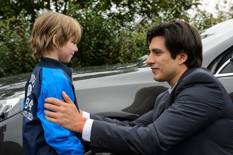 Maximilian (Francisco Medina) erkennt betroffen, dass sein Sohn Alexander (Ralf-Maximilian Prack) Angst vor ihm hat. – Bild: RTL