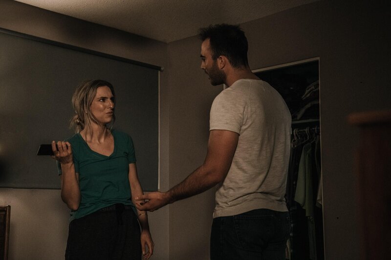 Kira Steger und Jeff Trevino streiten sich. – Bild: Arrow International Media /​ Saloon Media