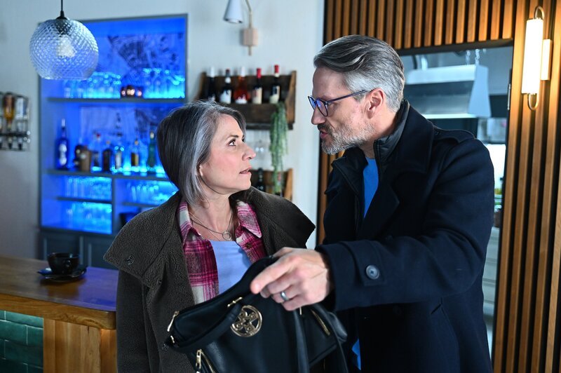Daniela (Berrit Arnold) gibt widerwillig nach, als Henning (Stefan Bockelmann) darauf besteht, dass sie ihre Schmerzen abklären lässt. – Bild: RTL