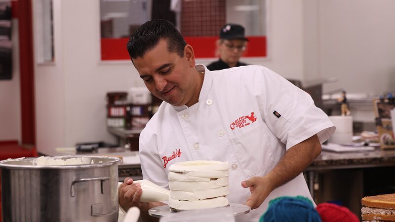 Buddy dirty icing the yarn cake. – Bild: Discovery Communications