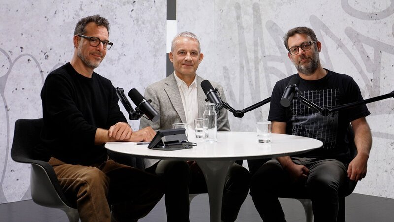 Moderator Tom Gisler, zu Gast Bundesrat Beat Jans, Moderator Mämä Sykora – Bild: SRF