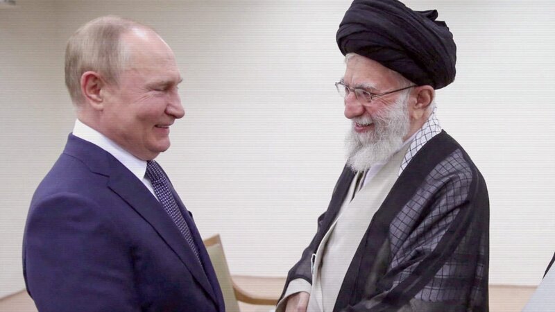 Zu Lebzeiten des Obersten Religionsführers Ali Chamenei entsteht eine enge Zusammenarbeit zwischen Russland und dem Iran: militärisch und im Kampf gegen westliche Sanktionen. – Bild: ORF/​ARTE G.E.I.E.
