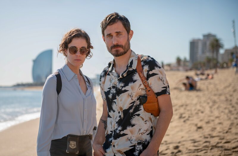 Anne Schäfer (Fina Valent) und Clemens Schick (Xavi Bonet). – Bild: ORF/​Beta Film/​ARD Degeto/​Charlotte Jansen