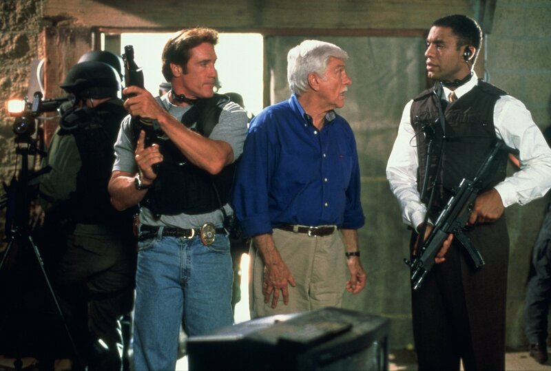 (v.l.n.r.) Steve Sloan (Barry Van Dyke); Dr. Mark Sloan (Dick Van Dyke); Agent Ron Wagner (Harry Lennix) – Bild: ProSiebenSat.1 Media SE