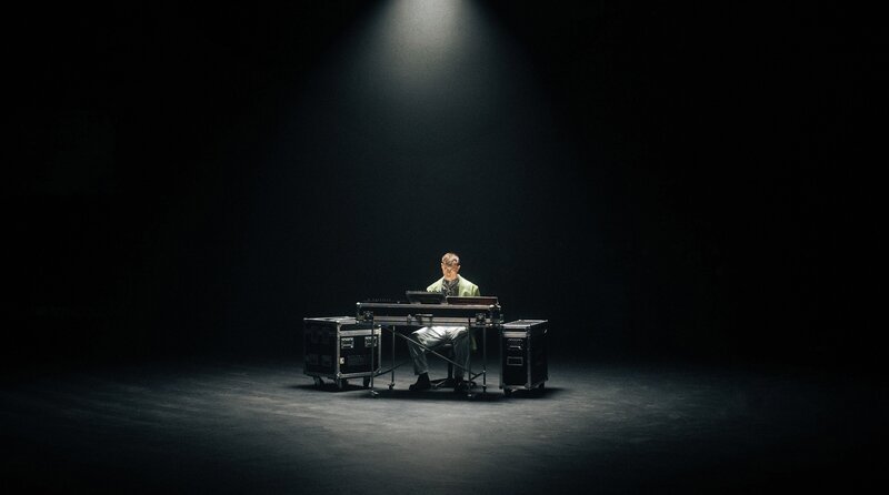 Fletcher Mills kommt ursprünglich aus Neuseeland. In Berlin angekommen, wurde aus dem R&B-Sänger und studierten Pianisten schnell ein House-Konvertit. In seinen Tracks lässt er klassisches Klavier und Live-Gesang einfließen. Fletchy Boy schreibt soulige Clubmusik, voller Verletzlichkeit, die inmitten einer ekstatischen Nacht auch Momente der Reflexion ermöglicht. – Bild: rbb/​VANESSA MARINO