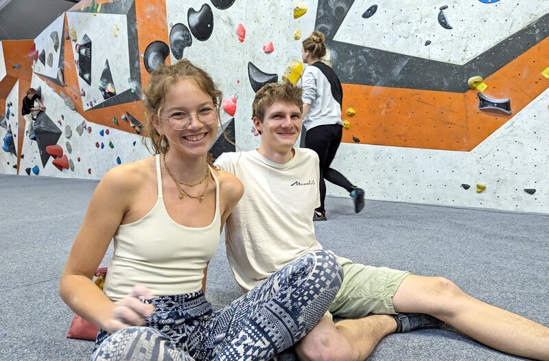 Lena Busch und Julian Radecker, Lehramtsstudierende, fühlen sich nicht gut auf den Beruf vorbereitet: „Zu wenig Didaktik und Pädagogik, zu viel Theorie.“ – Bild: Radio Bremen/​Claudia Euen