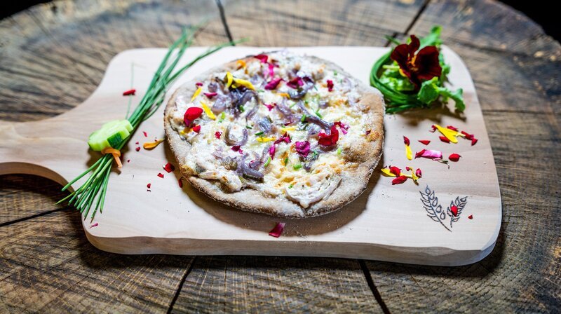 Vorspeise: „Urkornschubser“ aus Emmermehl mit Schmand, Schinken und Mozzarella. – Bild: BR/​megaherz gmbh/​Moritz Sonntag