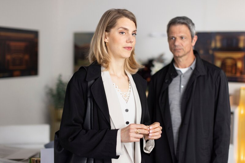 Benedikt (Jens Hajek) entschuldigt sich ehrlich bei Stella (Bettine Langehein) für das Leid, das er verursacht hat. – Bild: RTL