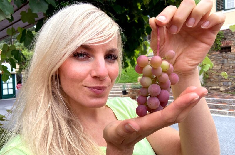 Maike Tschorn kostet, neben anderen regionalen Köstlichkeiten, auch Wein aus der Steiermark. – Bild: HR /​ Tanja Höschele /​ HR/​Pressestelle