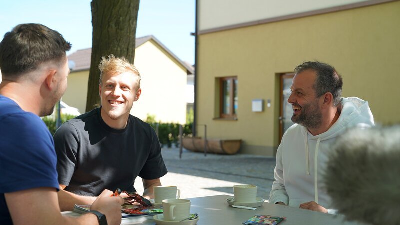 Fritz (r.) und Tamino (l.) Grampelhuber und Xaver Schlager im Gespräch. – Bild: Terra Mater Studios GmbH /​ Antal Nemeth /​ Terra Mater Studios für STV