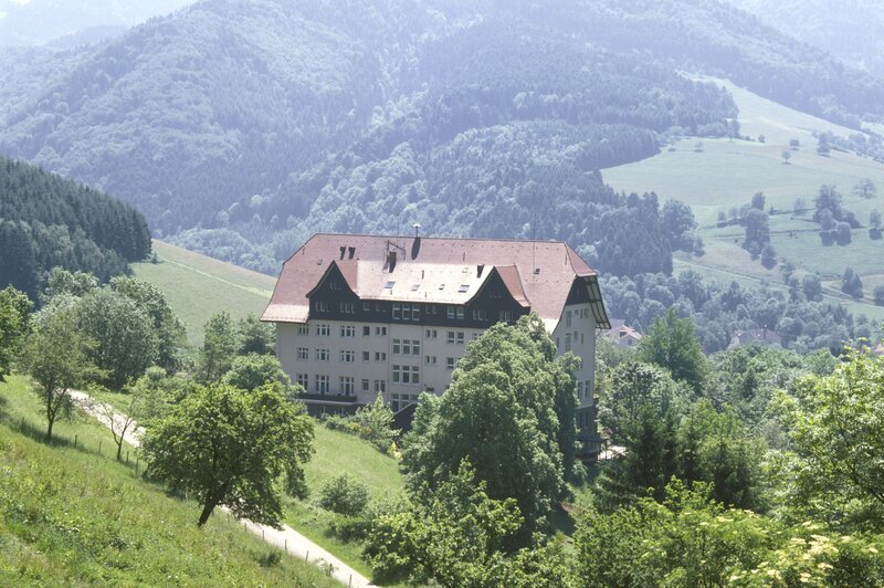 Die Schwarzwaldklinik. – Bild: ZDF und Thomas Waldhelm
