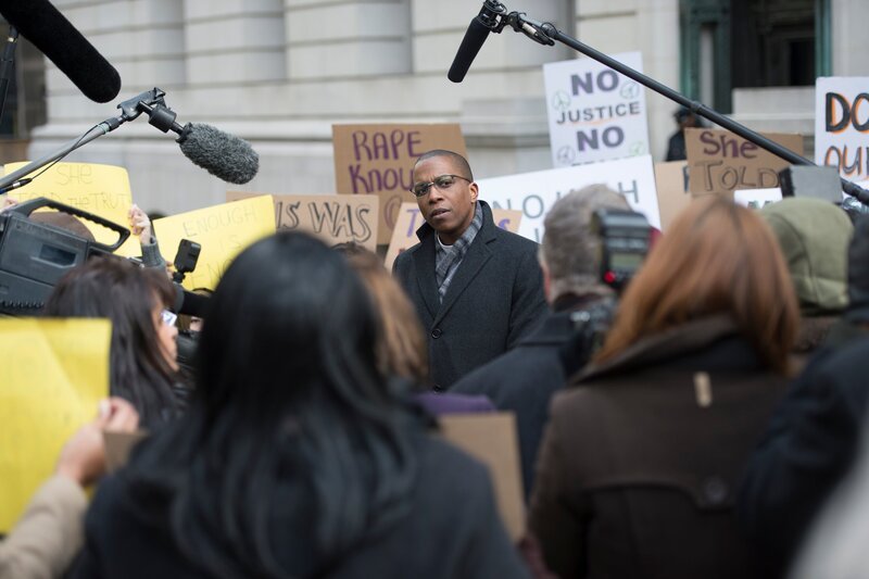 Leslie Odom, Jr. as Reverend Curtis Scott. – Bild: NBCUniversal Media, LLC /​ Universal Network Television LLC /​ 13TH STREET /​ NBC