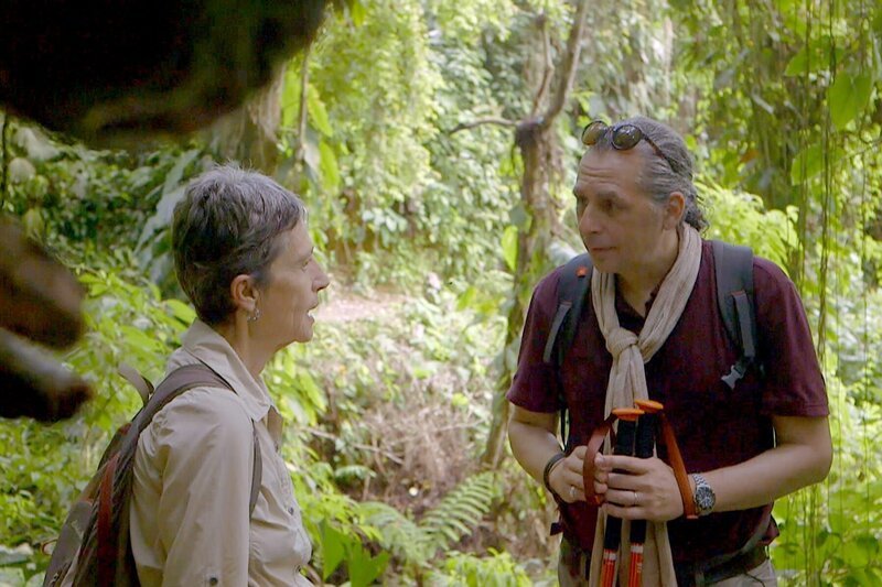 Peter Eeckhout ist mit der Archäologin Luisa Fernanda Herrera unterwegs: Sie entdeckte 1976 die legendäre Stadt und konnte erste Einblicke in die bis dahin weitgehend unbekannte Kultur der Tairona geben. – Bild: Tournez S’Il Vous Plait Production