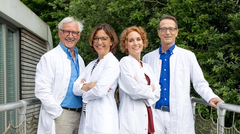 Die Ernährungs-Docs: Jörn Klasen, Silja Schäfer, Viola Andresen und Matthias Riedl (von links), alle erfahrene Ärzt:innen, setzen auf Essen als Medizin. – Bild: NDR/​ZS Verlag/​Claudia Timmann