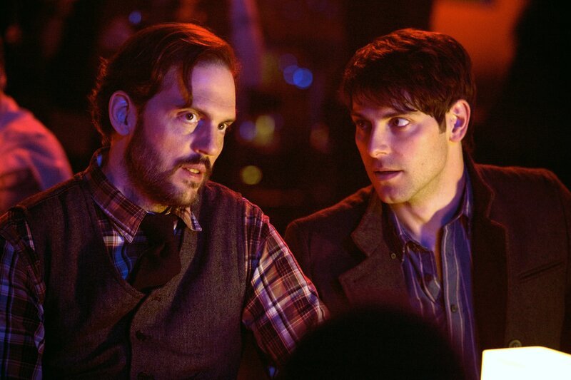 Nick Burkhardt (David Giuntoli, r.) trifft in einem Club überraschend auf Monroe (Silas Weir Mitchell). Weiß er, wer der ‚Feuerteufel‘ ist? – Bild: Canal+