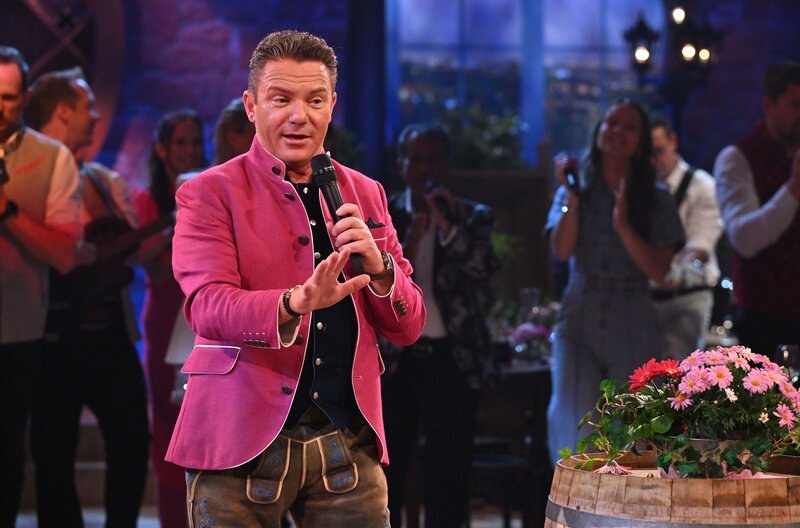 Stefan Mross singt beim Schlager-Spaß mit Andy Borg. – Bild: SWR/​Kerstin Joensson /​ SWR Presse/​Bildkommunikation