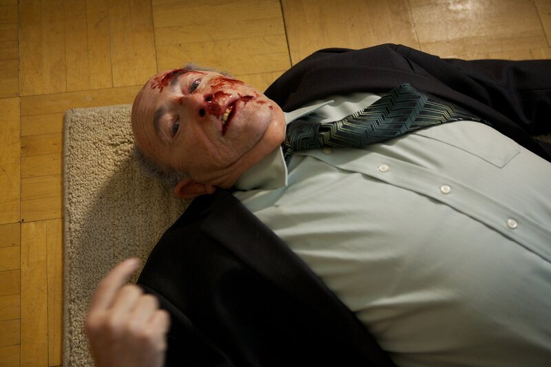 Was hat Mr. Burgess (Ebbe Roe Smith) mit dem Tod eines jungen Mannes zu tun? – Bild: Canal+