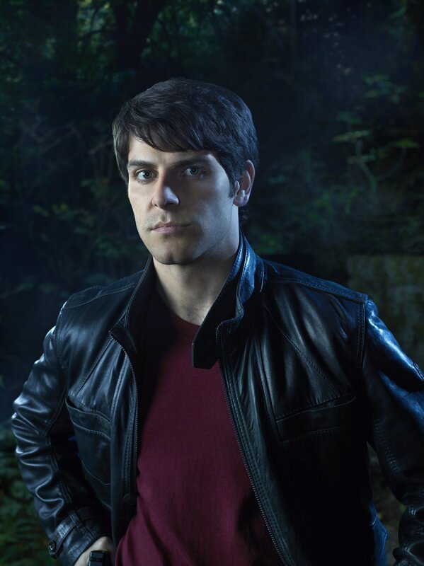 (1. Staffel) – Als Nachfahre der Familie Grimm hat Nick Burkhardt (David Giuntoli) die Fähigkeit, übernatürliche Gefahren zu sehen und sie auch zu bekämpfen. Als er diese Fähigkeit erkennt, ändert sich sein Leben grundlegend. – Bild: Canal+