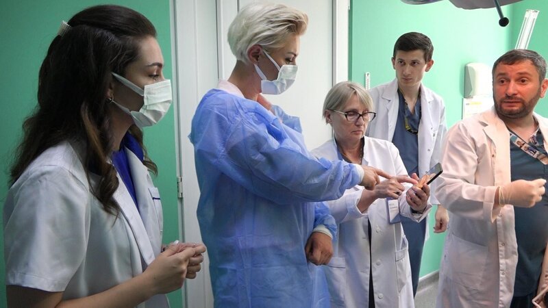 Doc Caro (2.v.l.) mit Mitarbeitern des Eliava Instituts in Tiflis. – Bild: RTL