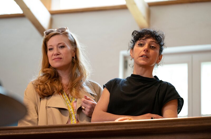 Haben Karin Pleyer (Franziska Arndt, l.), die dringend eine Restauratorin suchte und die Galeristin Isabell Herold (Tanya Erartsin, r.) etwas mit dem Verschwinden von Jakobs Ex-Freundin zu tun? – Bild: ARD/​Laurent Trümper