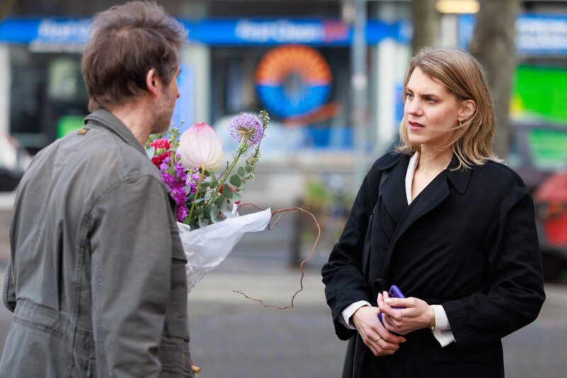Stella (Bettine Langehein) muss dem euphorischen Jori (Guido Broscheit) schonend beibringen, seinen Heiratsantrag besser zu canceln. – Bild: RTL