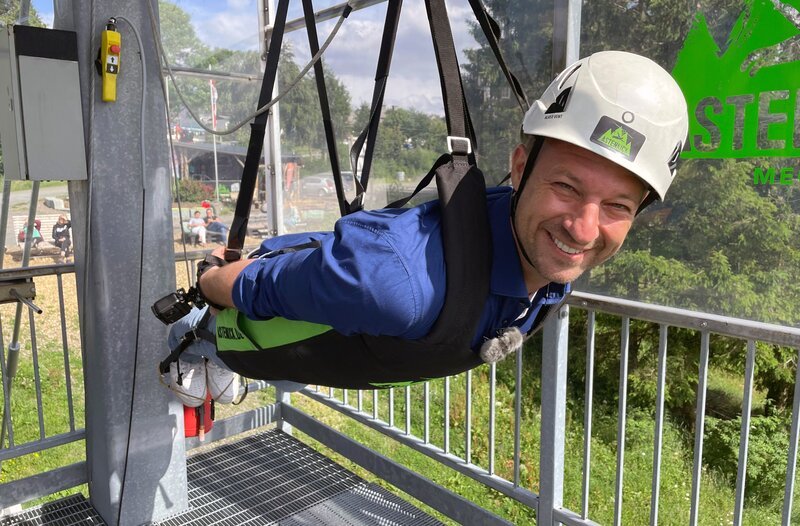 Tobias Kämmerer holt sich beim Flug mit der Zipline den ultimativen Adrenalin-Kick – eine Doppelseilrutsche, 60 Meter über dem Boden, mit der man über 70 km/​h schnell ins Tal fliegt. – Bild: HR/​Manon Baehr
