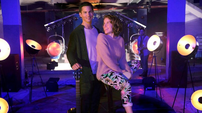 Der angehende Shooting-Star am Pop-Himmel Sebastian (Tim Oliver Schultz) und die Krankenpflegerin Mia (Paula Kalenberg) sind ein ungleiches Paar. – Bild: ARD Degeto/​Constantin Television/​Jacqueline Krause-Burberg