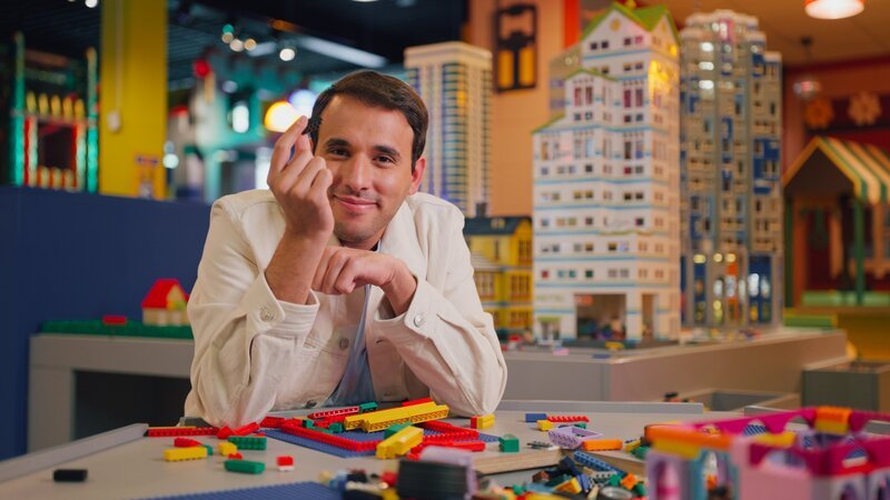 Sherif Rizkallah besucht das LEGOLAND Discovery Centre in Oberhausen und schaut sich die bunten Steinchen mal genauer an. – Bild: ZDF und Leonard Bendix