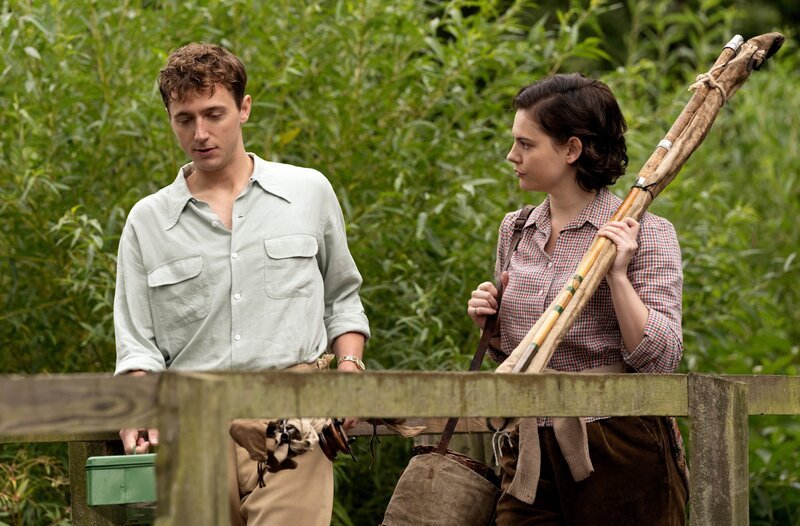 Derek Jackson (l., Jack Michael Stacey) und Pamela Mitford (r., Isobel Jesper Jones). – Bild: WDR/​Firebird Pictures