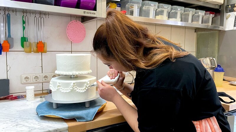 Tochter Aylin leitet den Konditorbereich – jede Torte trägt ihre Handschrift. – Bild: NDR/Stella Jordan Tochter Aylin leitet den Konditorbereich – jede Torte trägt ihre Handschrift. – Bild: NDR/Stella Jordan