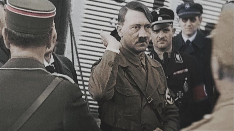 Unter dem Solgan: „Befreit Deutschland vom Marxismus“, erinnert Hitler seine Landsleute daran, dass der Kommunismus ihr Hauptfeind ist. – Bild: Der Mann aus Stahl /​ RTL /​ CC&CClarkeCostelle & Cie